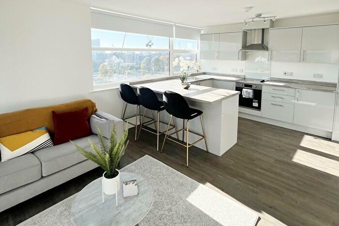 3 Bedroom Flat To Rent In Oldham Road, Manchester, Greater Manchester, M40