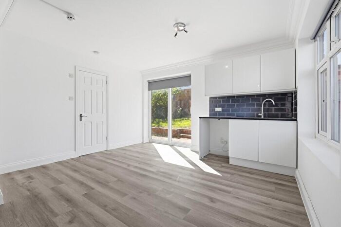 Apartment To Rent In Masters Close, Luton, LU1