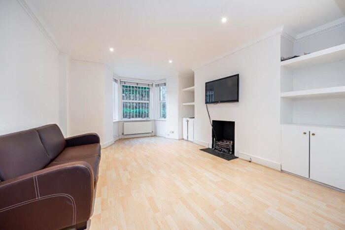2 Bedroom Flat To Rent In Redcliffe Gardens London, SW10
