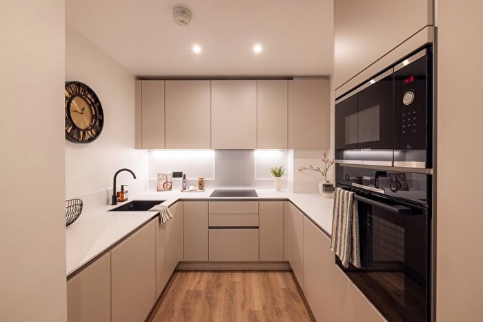 1 Bedroom Flat For Sale In Hawks Raod, Kingston Upon Thames, KT1