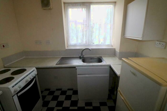 Flat To Rent In Waddington Close, Enfield, EN1