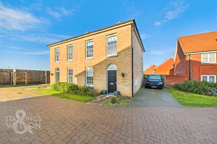 3 Bedroom Semi Detached House For Sale In Oak Avenue, Loddon, Norwich, NR14