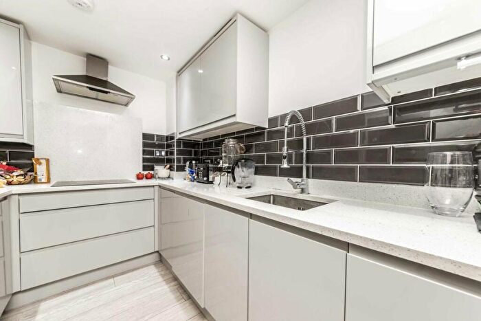 2 Bedroom Flat For Sale In Colney Hatch Lane, London, N10