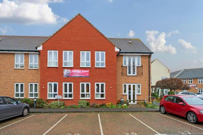 2 Bedroom Flat For Sale In Bicester, Oxfordshire, OX26