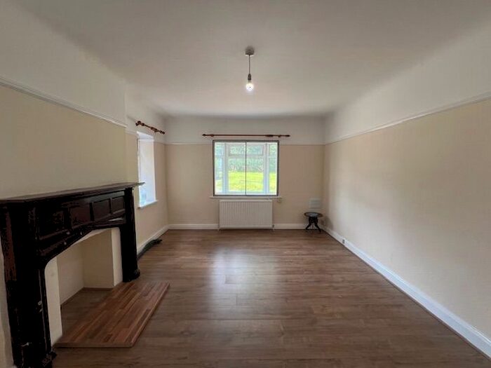 2 Bedroom Flat To Rent In Great West Road, Isleworth, TW7