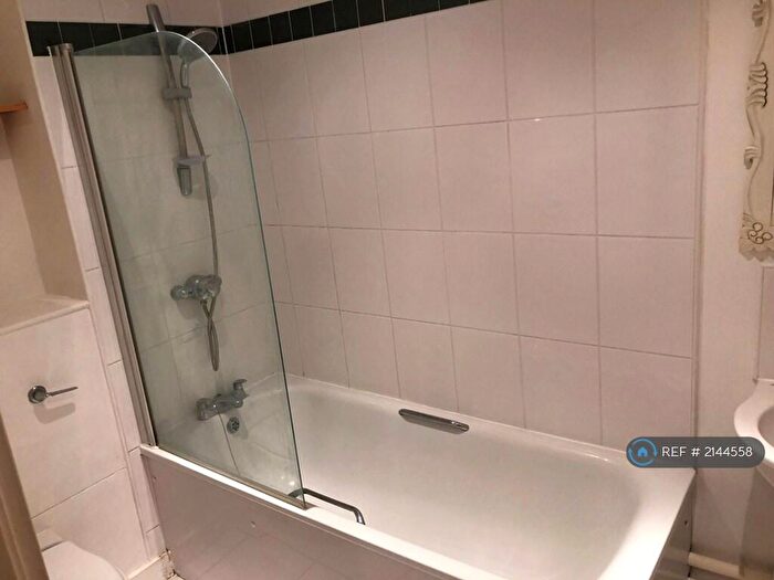 1 Bedroom Flat To Rent In Queens Court, Hull, HU1