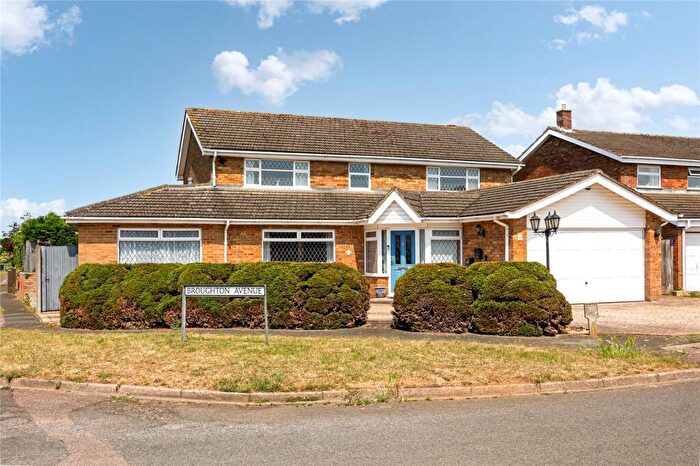 4 Bedroom Detached House For Sale In Broughton Avenue, Toddington, Bedfordshire, LU5