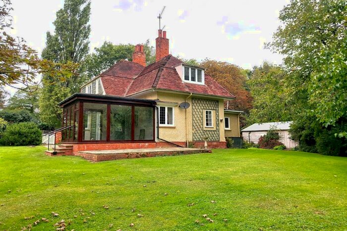 2 Bedroom Detached House To Rent In Warren Row, RG10