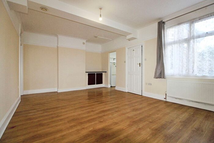 2 Bedroom Flat To Rent In Drayton Waye, Kenton, Harrow, HA3