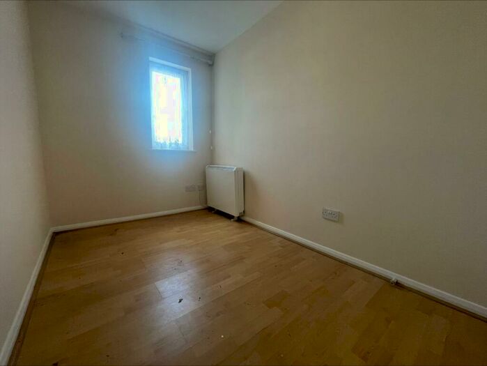 2 Bedroom Flat To Rent In Linnet Close, Edmonton, London, N9