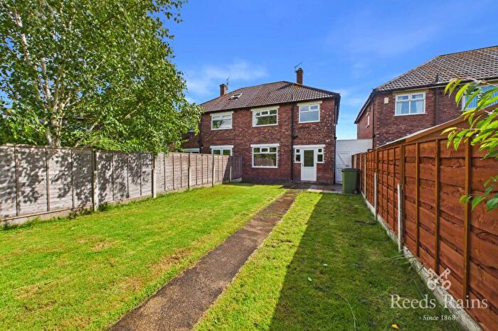 3 Bedroom Semi-Detached House For Sale In Knypersley Avenue, Offerton, Stockport, Cheshire, SK2