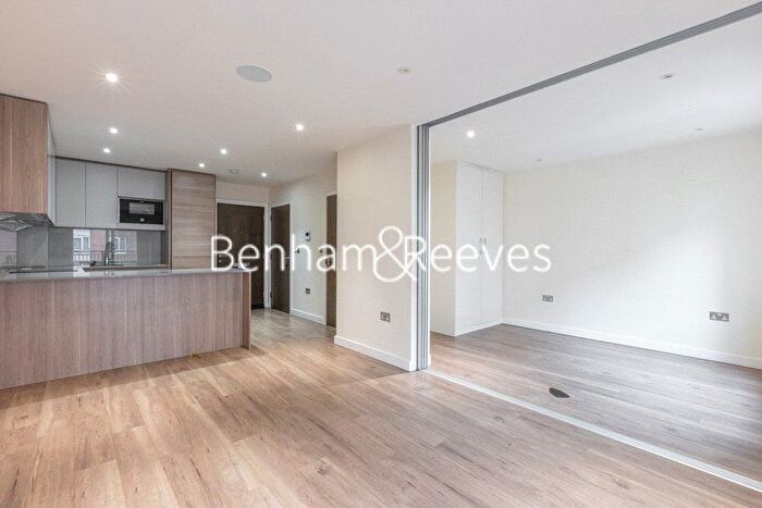 Studio To Rent In Boulevard Drive, London, NW9