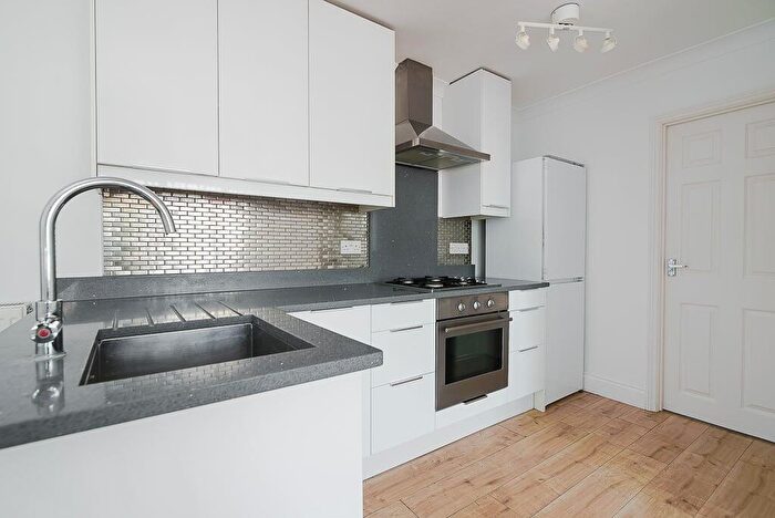 1 Bedroom Flat To Rent In Upper Teddington Road, KT1