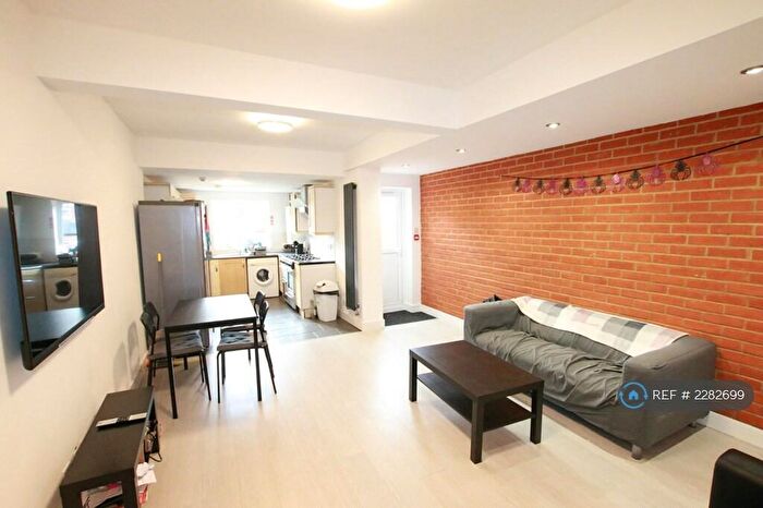 6 Bedroom Terraced House To Rent In Norris Road, Reading, RG6