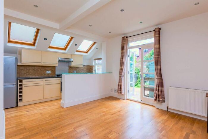2 Bedroom Flat To Rent In Larden Road, Wendell Park, London, W3