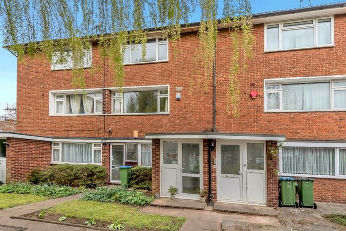 2 Bedroom Flat To Rent In Courtlands Avenue Lee, SE12