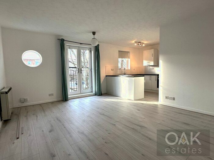 2 Bedroom Maisonette To Rent In Turners Hill, Cheshunt, Waltham Cross, EN8