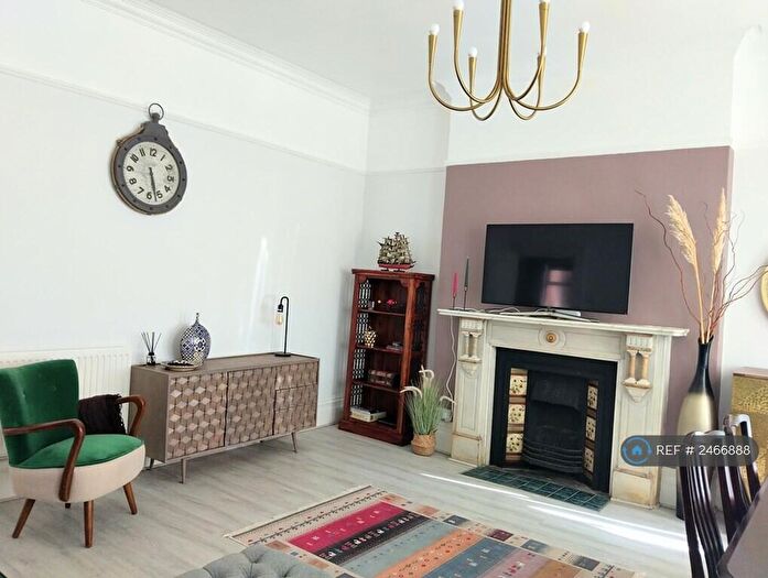 2 Bedroom Flat To Rent In Crabton Close Road, Bournemouth, BH5