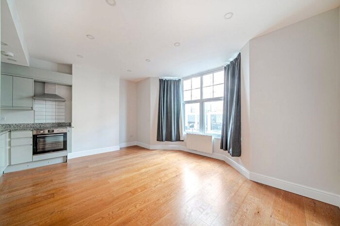 2 Bedroom Flat For Sale In Old Woking Road, West Byfleet, Surrey, KT14