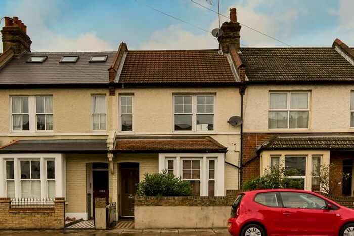 2 Bedroom Flat To Rent In Burntwood Lane, Earlsfield, London, SW17