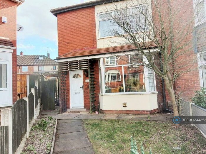 2 Bedroom Semi-Detached House To Rent In Fernlea Avenue, Chadderton, Oldham, OL1