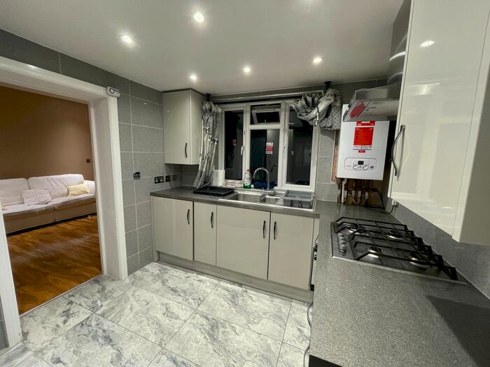 2 Bedroom Flat To Rent In Brunswick Avenue, London, N11