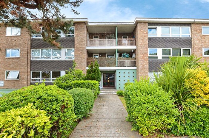 2 Bedroom Flat For Sale In The Hoe, Watford, WD19