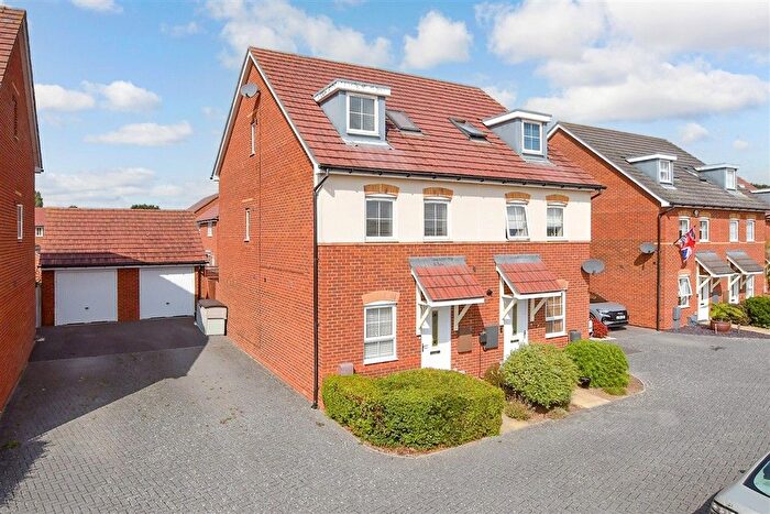 4 Bedroom Town House For Sale In Daffodil Way, Havant, Hampshire, PO9