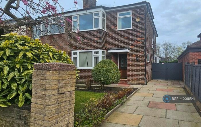 4 Bedroom Semi-Detached House To Rent In Blandford Ave, Worsley, M28