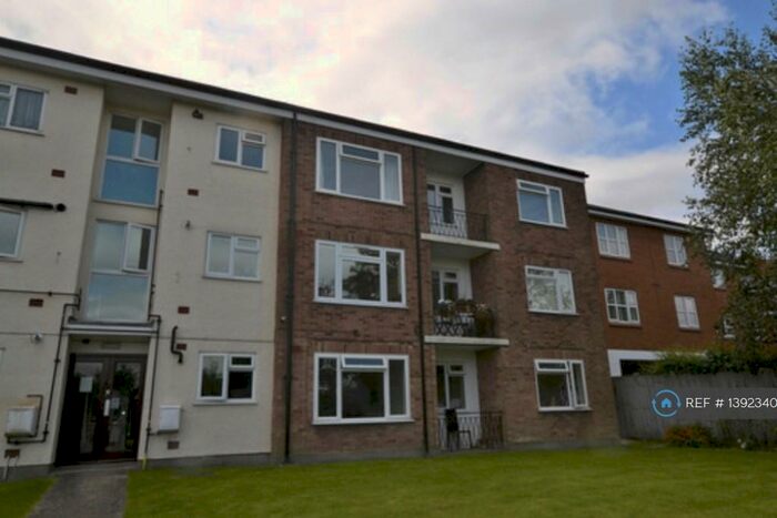 2 Bedroom Flat To Rent In Bailey Court, Highams Park, E4
