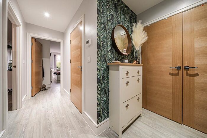 1 Bedroom Flat For Sale In High Wycombe, Town Centre, Buckinghamshire, HP11