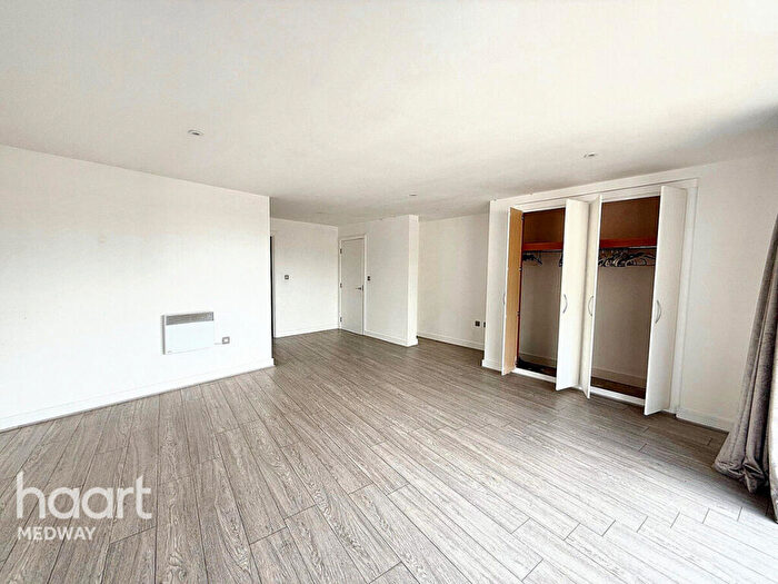 2 Bedroom Apartment For Sale In Barrier Road, Chatham, ME4