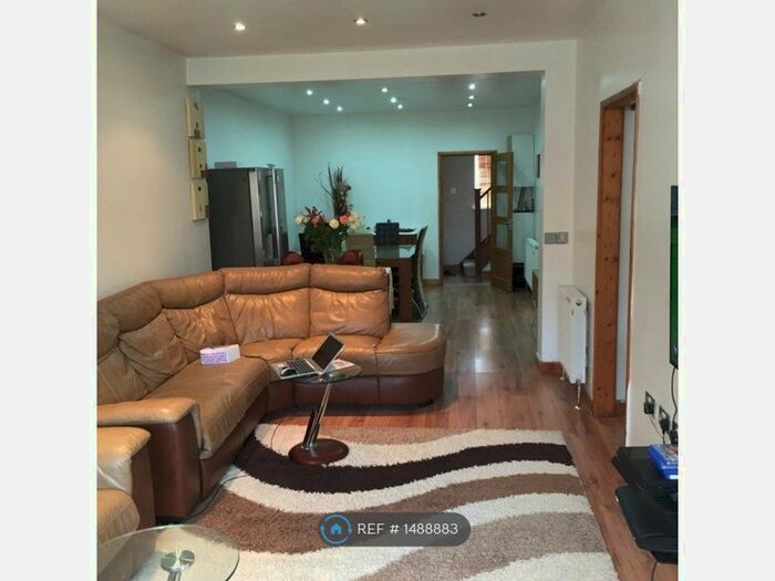 4 Bedroom Semi-Detached House To Rent In Thornton Avenue, West Drayton, UB7