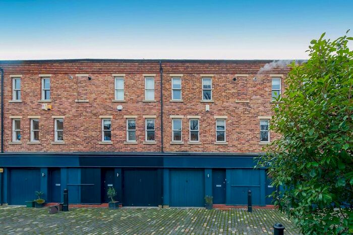 3 Bedroom Property To Rent In St. Pauls Mews, London NW1