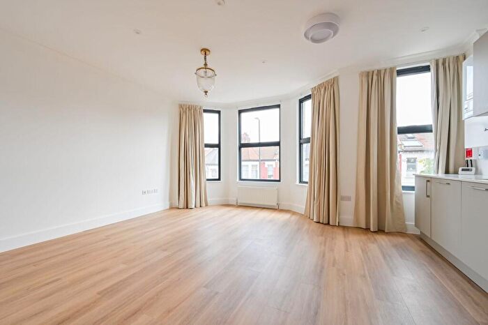 2 Bedroom Flat To Rent In Wightman Road, , Harringay, London, N4