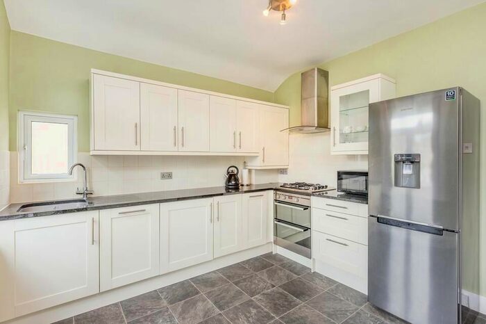 3 Bedroom Flat To Rent In Bickley Street, London, SW17
