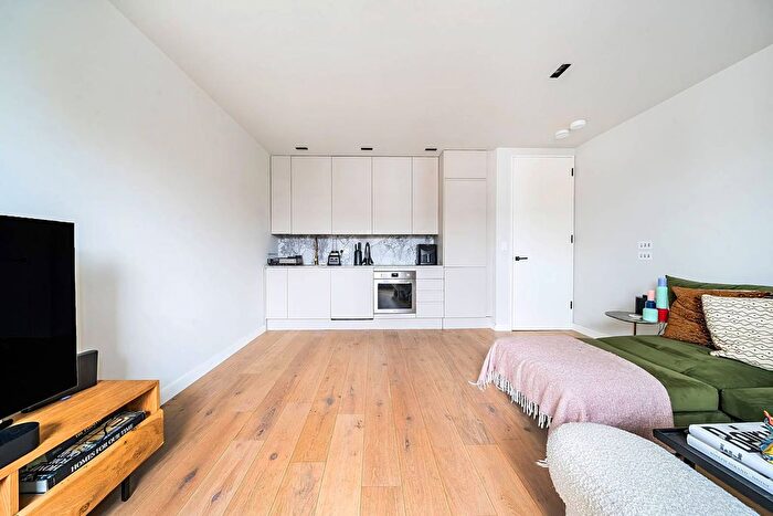 2 Bedroom Flat For Sale In Twyford Avenue, Ealing, Acton, W3