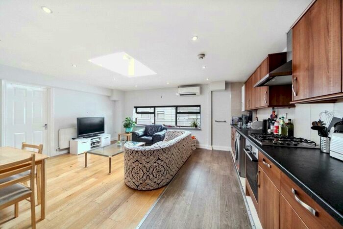 3 Bedroom Apartment To Rent In Camden Road, Holloway, London, N7