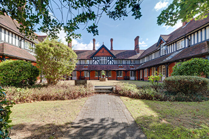 2 Bedroom Flat For Sale In Clarence Road, Harpenden, AL5