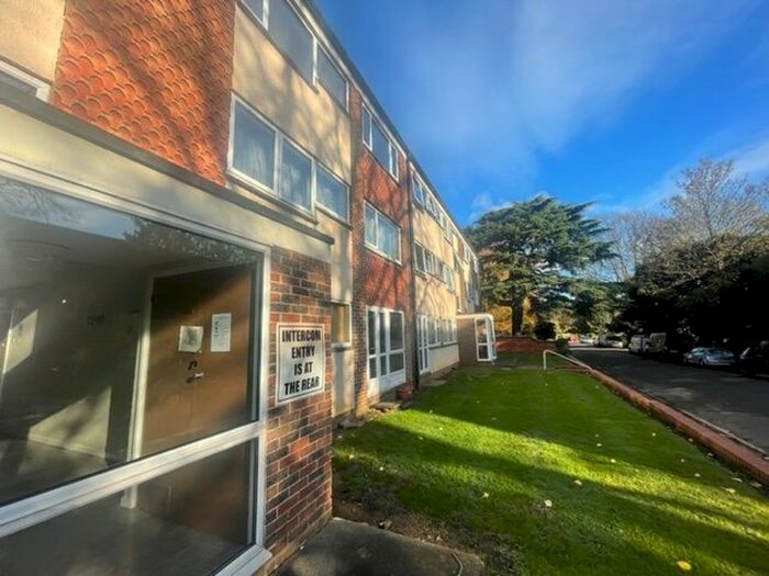 1 Bedroom Flat To Rent In Cliftonville Court, Abington, Northampton, NN1