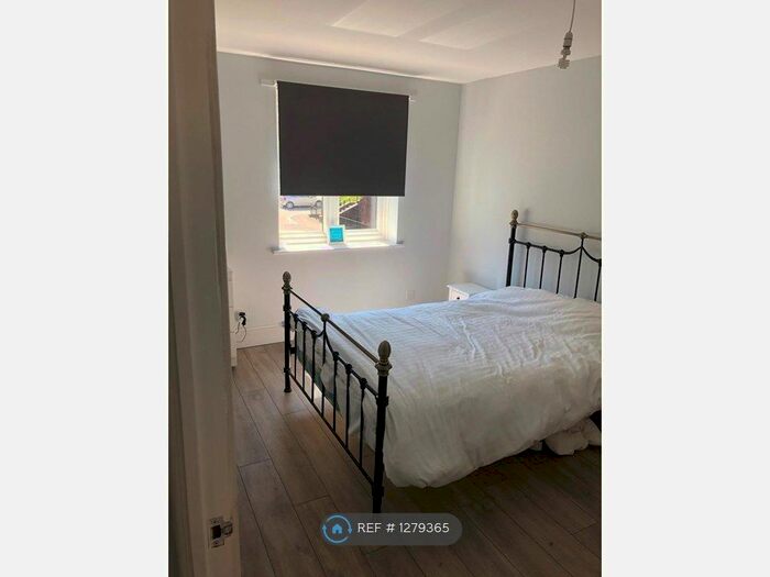 2 Bedroom Flat To Rent In Waterside Court, Alton GU34