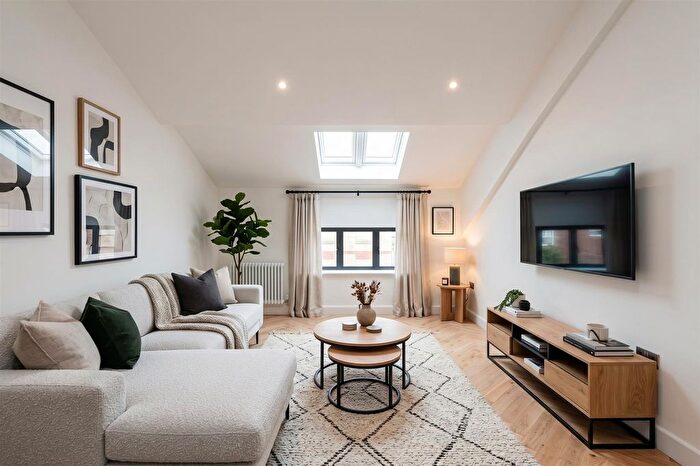 2 Bedroom Flat For Sale In Kinsman Mews, Hertford, SG13