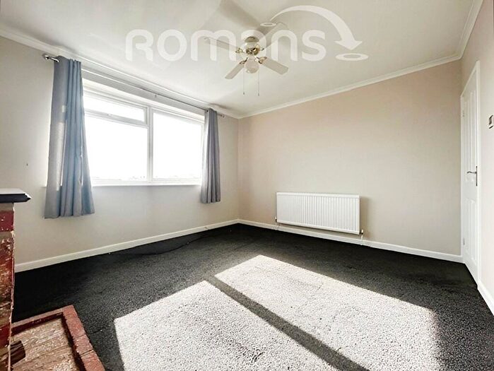 2 Bedroom Flat To Rent In Hillside, Maidenhead, SL6