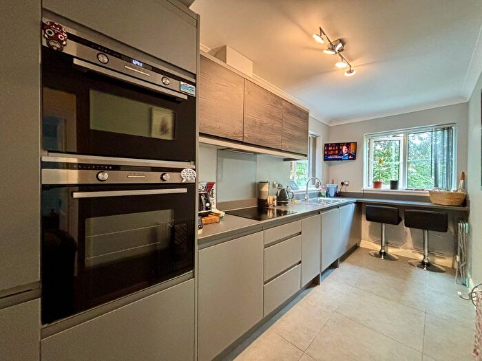 2 Bedroom Flat To Rent In Stevens Close, Beckenham, BR3