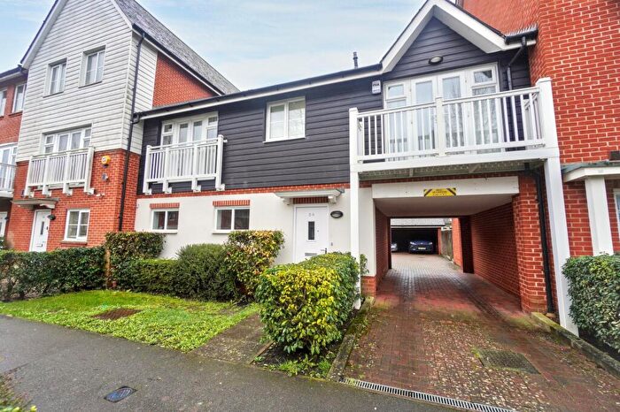 2 Bedroom Flat For Sale In Chequers Avenue, High Wycombe, HP11