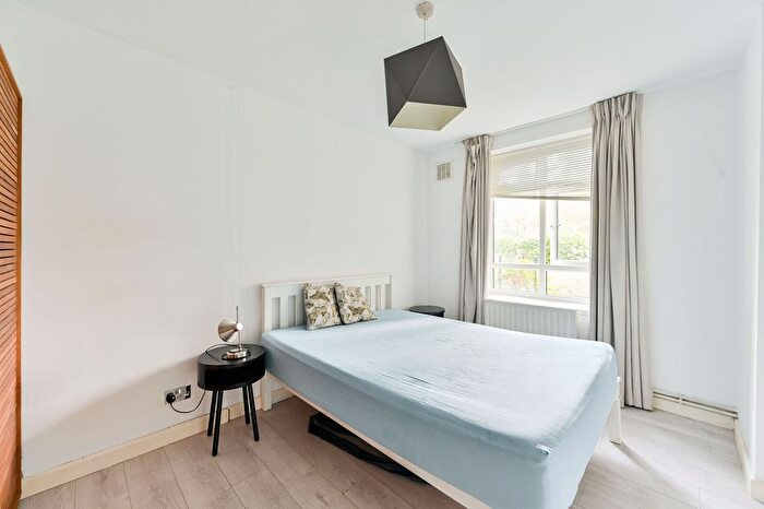 2 Bedroom Flat For Sale In Lansdowne Green, Vauxhall, London, SW8