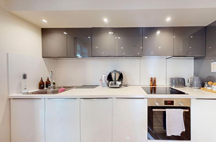 2 Bedroom Flat To Rent In Lakeside Drive, London, NW10