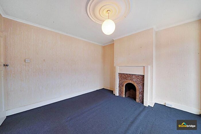 2 Bedroom Flat For Sale In Landseer Avenue, London, E12