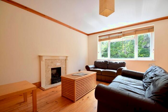 2 Bedroom Flat To Rent In Lansdowne Road, Raynes Park, London, SW20