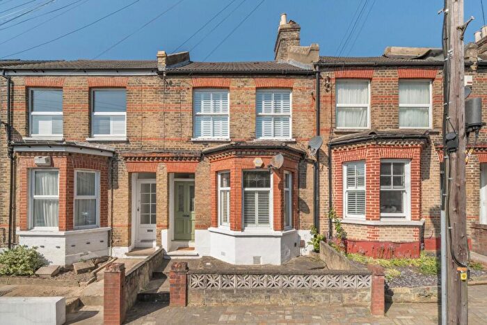 2 Bedroom Flat For Sale In Queen Mary Road, London, SE19